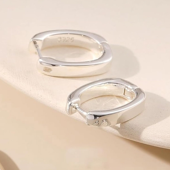 🆕️ Elegant Silver Hoop Earrings - Picture 3 of 4